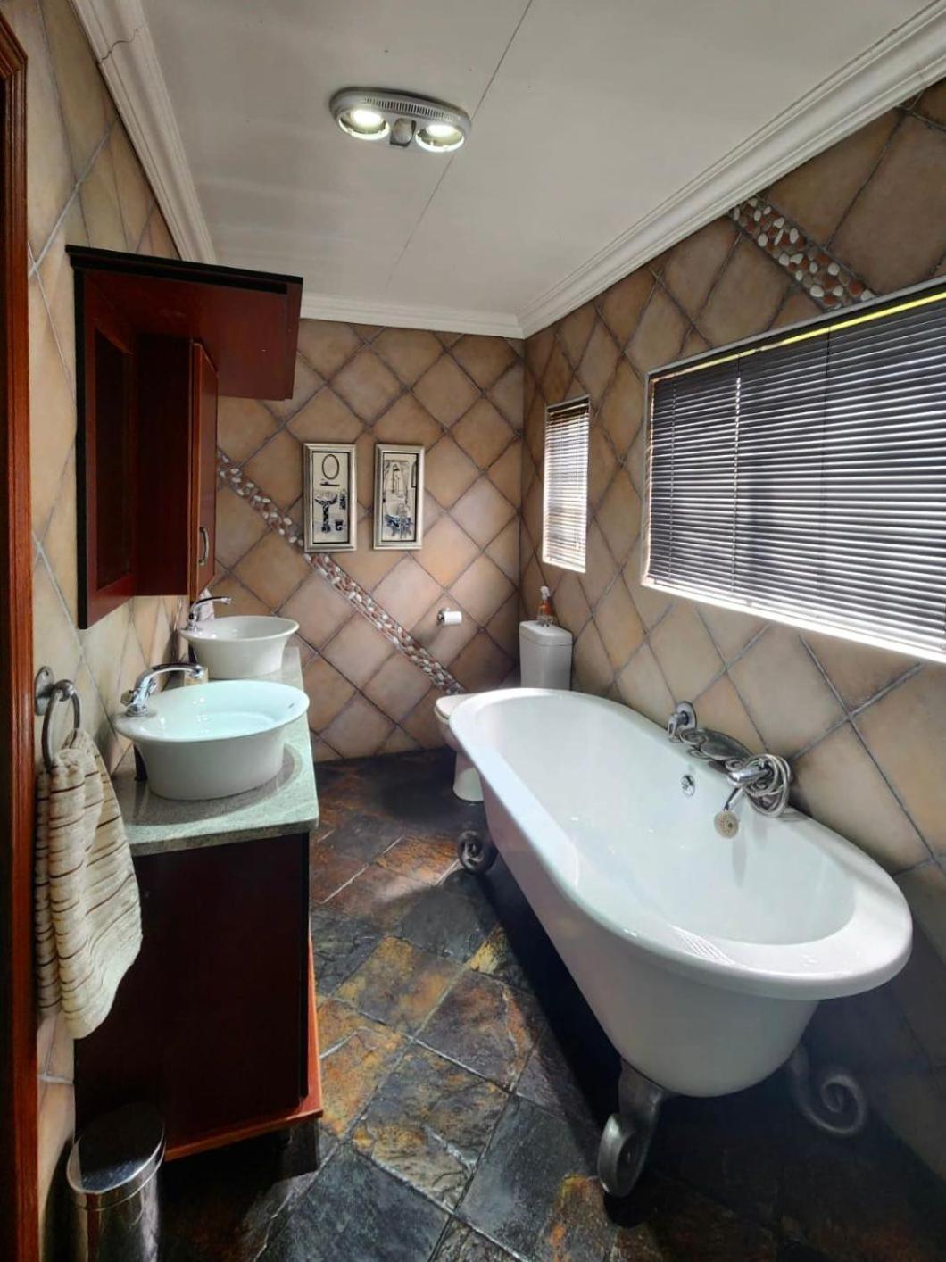 Spies Villa - Fast Wi-Fi, Netflix And Generator Middelburg Kültér fotó